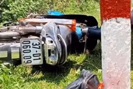 Xe máy mất lái đâm cọc tiêu, đôi nam nữ thương vong