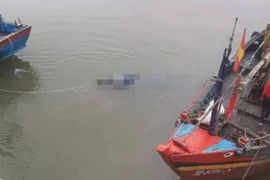 Đi đánh cá, phát hiện thi thể nam thanh niên trên biển