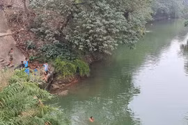 Nam thanh niên gieo mình xuống sông trước sự chứng kiến của nhiều người