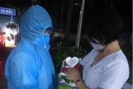 Bé gái bị bỏ rơi trong thùng các tông chứa đầy đồ cũ