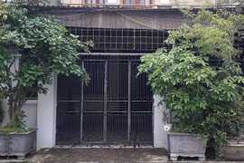 Tạm giữ đôi nam nữ tạt a xít vào mặt người phụ nữ