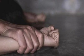 Đi chơi đám cưới, bé gái 12 tuổi bị hai thiếu niên giở trò đồi bại