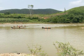 Lật thuyền trên sông, vợ tử vong chồng thoát nạn