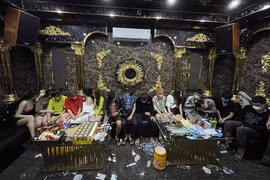 Phát hiện 16 thanh niên đang ‘bay lắc’ trong quán karaoke 