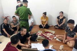 Đột nhập trại gà và quán cafe, hàng chục con bạc bị bắt