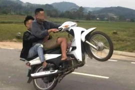 Bốc đầu xe máy, 2 ‘quái xế’ bị xử phạt nặng 