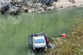 Xe tải lao xuống mép sông, 3 người bị thương