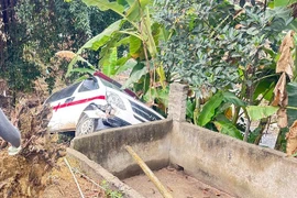 Xe cấp cứu chở thi thể nữ sinh bị tai nạn về nhà bất ngờ mất lái