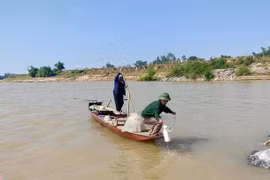 Đánh cá trên sông, hai vợ chồng cứu 4 thanh niên bị đuối nước
