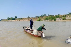 Đánh cá trên sông, hai vợ chồng cứu 4 thanh niên bị đuối nước