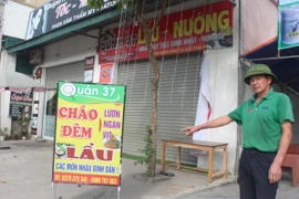 Treo biển quảng cáo, nam thanh niên bị điện giật tử vong