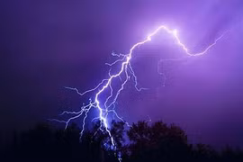 Bị sét đánh trúng khi đang ngủ, bé 4 tuổi tử vong