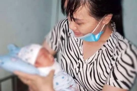 Bé trai 3 tuần tuổi bị bỏ rơi trong đêm tối