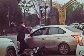 Người đàn ông dùng mũ bảo hiểm đập vỡ kính xe ô tô sau va chạm là cán bộ hải quan