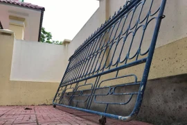 Cổng sắt trường học đổ sập, đè trúng học sinh lớp 3 