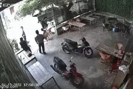 Video: Mâu thuẫn chuyện đất đai, người đàn ông bị đá gục trước cửa nhà