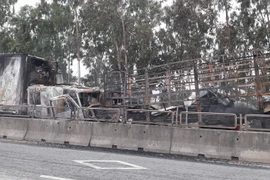 Đâm trực diện nhau, hai xe tải cháy trụi