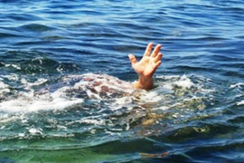 Theo mẹ và bà đi gặt lúa, hai em nhỏ đuối nước thương tâm