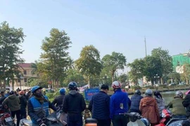 Thi thể người đàn ông nổi lên ở hồ nước