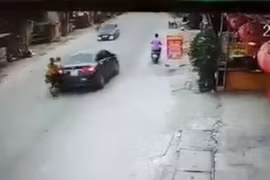 Đâm mạnh vào đuôi xe dừng đột ngột, hai cô gái ngã xuống đường bị xe khác cán