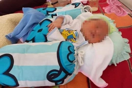 Hai người bịt mặt bỏ lại bé gái sơ sinh trước cổng đền