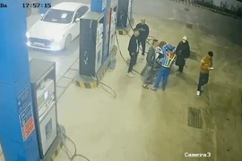 Tài xế ô tô hành hung nhân viên cây xăng 