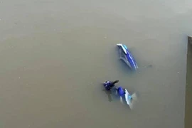 Phát hiện thi thể người đàn ông và xe máy dưới cống nước