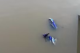 Phát hiện thi thể người đàn ông và xe máy dưới cống nước