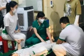 Nữ điều dưỡng kiệt sức ngất xỉu khi cố gắng lấy mẫu xét nghiệm cho người dân