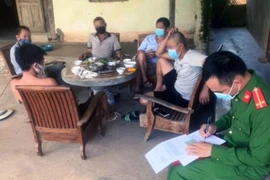 Đề nghị xử phạt hàng trăm triệu đồng với nhóm người đánh bạc, ăn nhậu trong mùa dịch