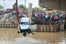 Nghệ An: Ô tô tông hai xe máy rồi lao xuống sông