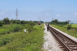 Bắt giam người mẹ ôm con gái chờ tàu tự tử