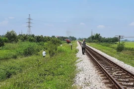 Bắt giam người mẹ ôm con gái chờ tàu tự tử