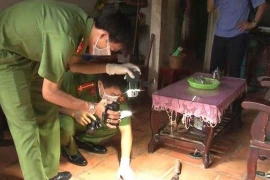 Chồng xô vợ mới sinh ngã tử vong