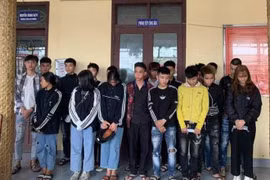 Nhóm "quái xế" đầu trần phóng xe máy tốc độ cao trên cầu