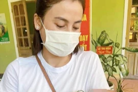 Bé trai còn nguyên dây rốn bị bỏ rơi bên vỉa hè