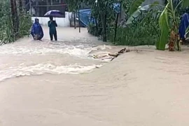 Vượt cầu khi trời mưa lũ, ba mẹ con bị nước cuốn 