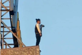 Giải cứu cô gái có ý định nhảy lầu tự tử