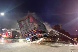 Xe container đâm trúng dải phân cách, bốc cháy lúc rạng sáng