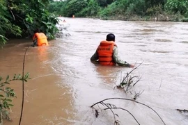 Tìm kiếm người đàn ông bị nước lũ cuốn trôi