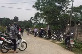 Đi học về, con bàng hoàng phát hiện bố và mẹ đã tử vong