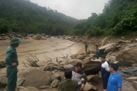 Vợ bất lực nhìn chồng bị rơi xuống suối mất tích