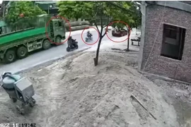 Tài xế bất cẩn khi mở cửa xe khiến người phụ nữ chết thảm