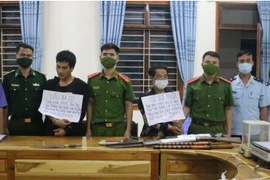 Thủ súng, đạn đi buôn ma túy, hai người đàn ông bị bắt