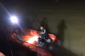 Tìm kiếm nam thanh niên nghi nhảy cầu tự tử