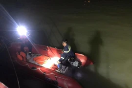 Tìm kiếm nam thanh niên nghi nhảy cầu tự tử