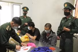 Hai kẻ vận chuyển 18.000 viên ma túy sa lưới