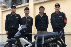 Cảnh sát cơ động phát hiện hai thiếu niên mang dao đi trả thù