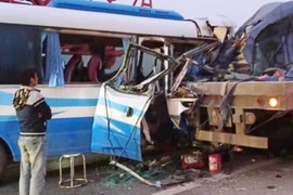 Tạm giữ hình sự lái xe khách đâm đuôi xe tải khiến 2 người chết, hàng chục người bị thương