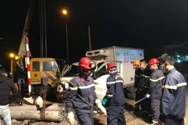 Xe máy va chạm xe tải, 3 người tử vong